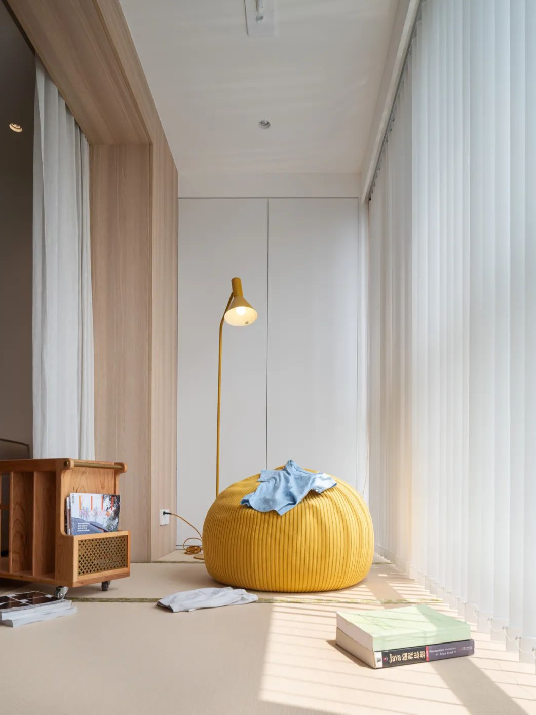 小户型潮设计丨客厅阳台榻榻米、创意壁龛“房中房”