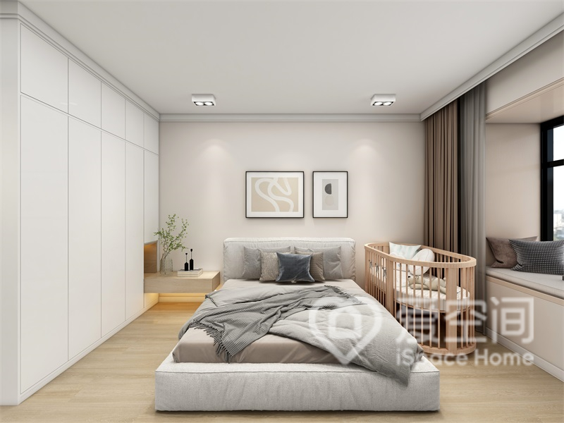次卧重在塑造质朴氛围，设计师通过木地板、白色衣柜和灰色床品进行空间表达。