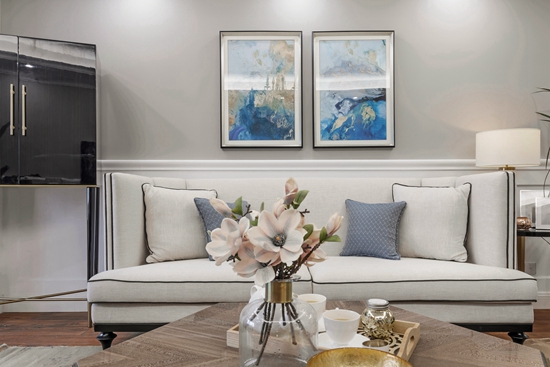 我选用的是白色布艺沙发，既舒适又美观，黑色描边很有设计感。背后墙上两幅蓝色新古典主义绘画起到画龙点睛的作用，提升了空间的色彩明度。