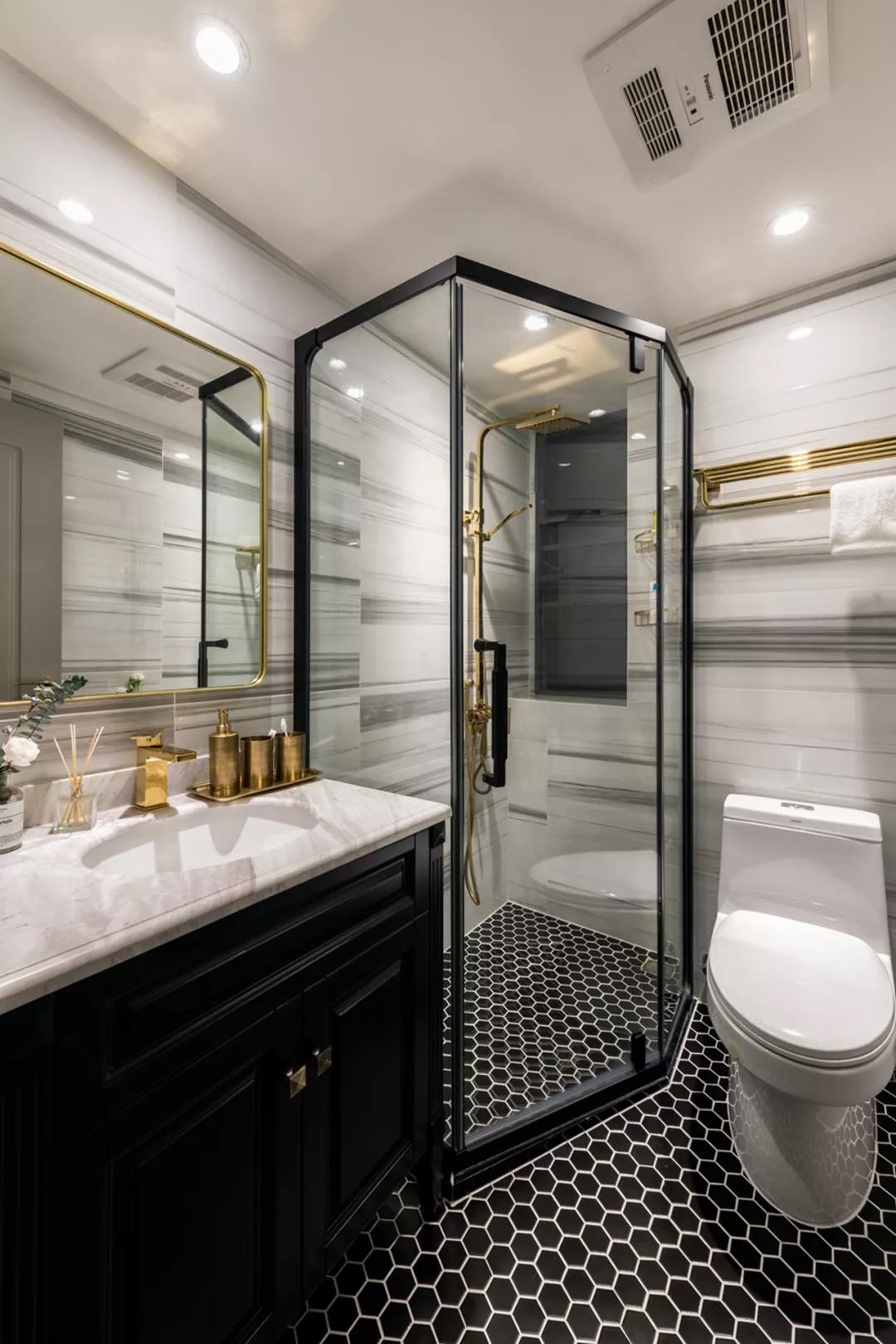 卫生间面积不大，选择了钻石型淋浴房。只占据了墙壁的一角，在保障淋浴房内部空间足够宽裕的基础上，又能避免淋浴房外有尖角，舒适地使用内部空间，并且轻松解决空间难题。