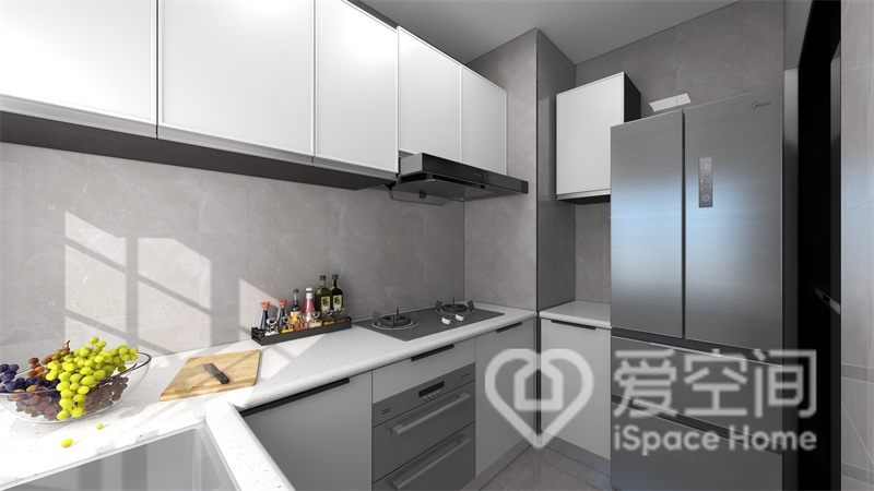 厨房配色让人身心舒畅，白色橱柜令人感到宁静，L型动线布局方便日常操作，提升了业主的烹饪效率。