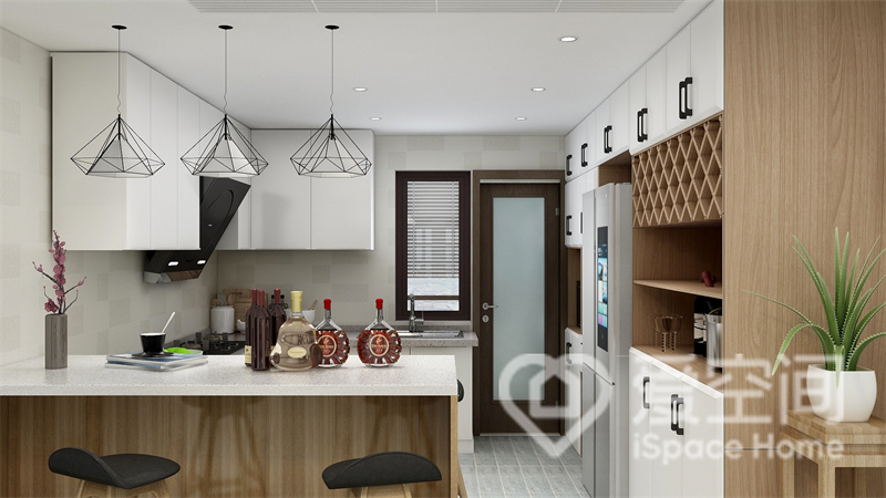 厨餐一体化设计，柔和的白色橱柜为空间增添了舒适的感觉，吧台增加了空间层次，令用餐更加灵活。