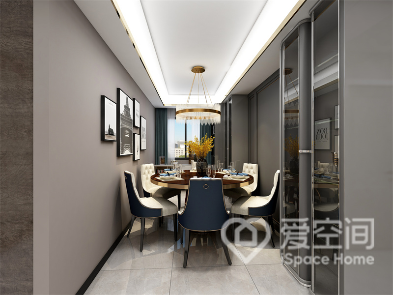 餐厅结构紧凑，优雅的餐桌椅让空间显得简单舒适，灯具和装饰画赋予了空间独特的设计气质。