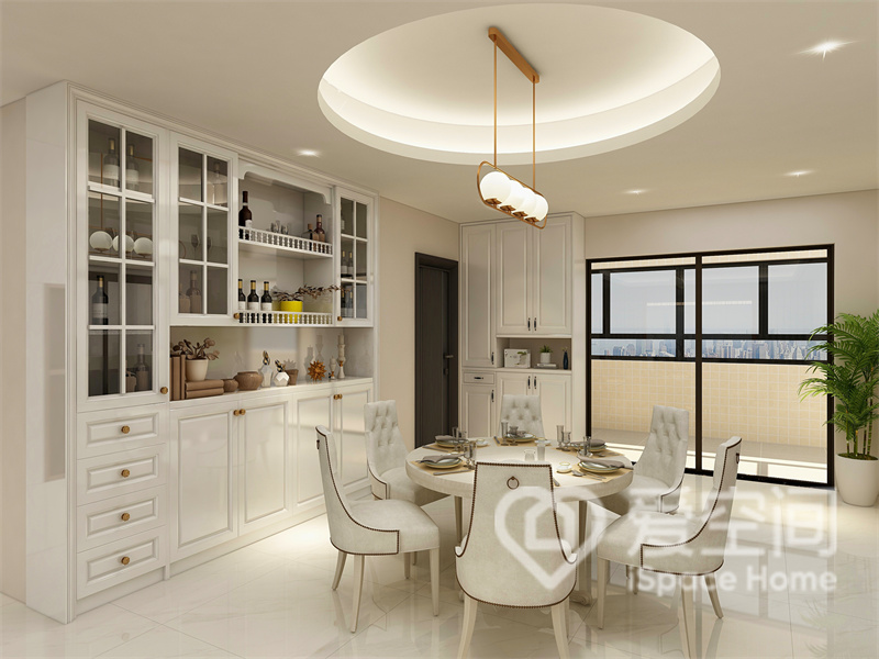 餐厅设计中，设计师在白色系的基础上利用照明调和出温馨感，白色家具呈现出细腻柔软的视觉氛围。