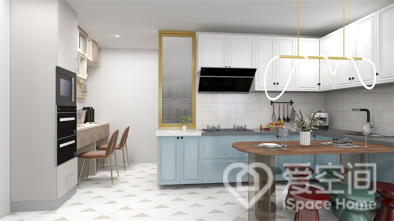 厨餐一体设计，橱柜采用了温润舒适的白色和蓝色搭配，个性又文艺，为空间增添了不少浪漫感。