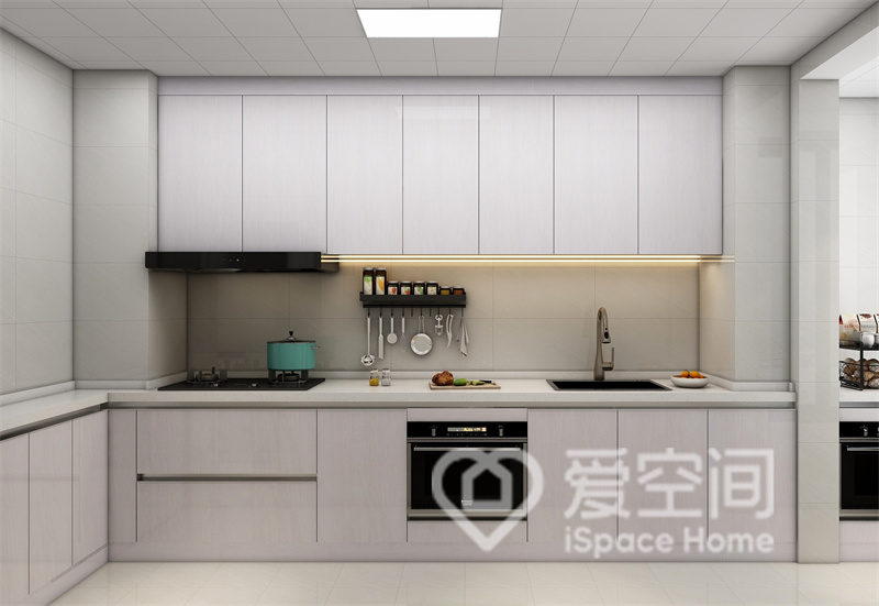 厨房由富有层次感的橱柜构成，橱柜使用了白色烤漆材质，不仅令空间更明亮，也营造出轻奢质感。