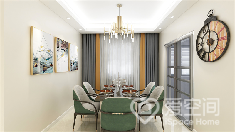 米色背景带来静谧沉稳的氛围，绿色餐椅温柔缱倦，墙面装饰精巧别致，共同营造出舒适的用餐氛围。