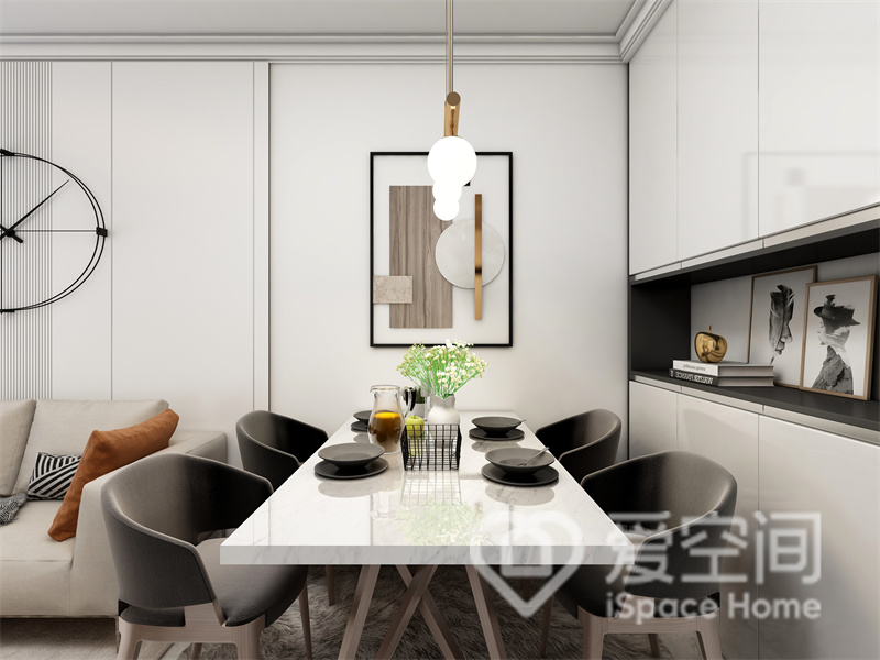 餐厅在客厅一侧，家具以米白和棕色为主色调，餐边柜与背景同色系，整排储物功能强大。
