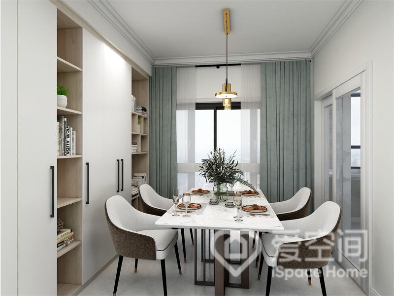白色空间中搭配低调沉稳的家具，令餐厅释放出一种简雅舒适的美感，窗帘温柔的点缀其中，给人带来无限遐想。