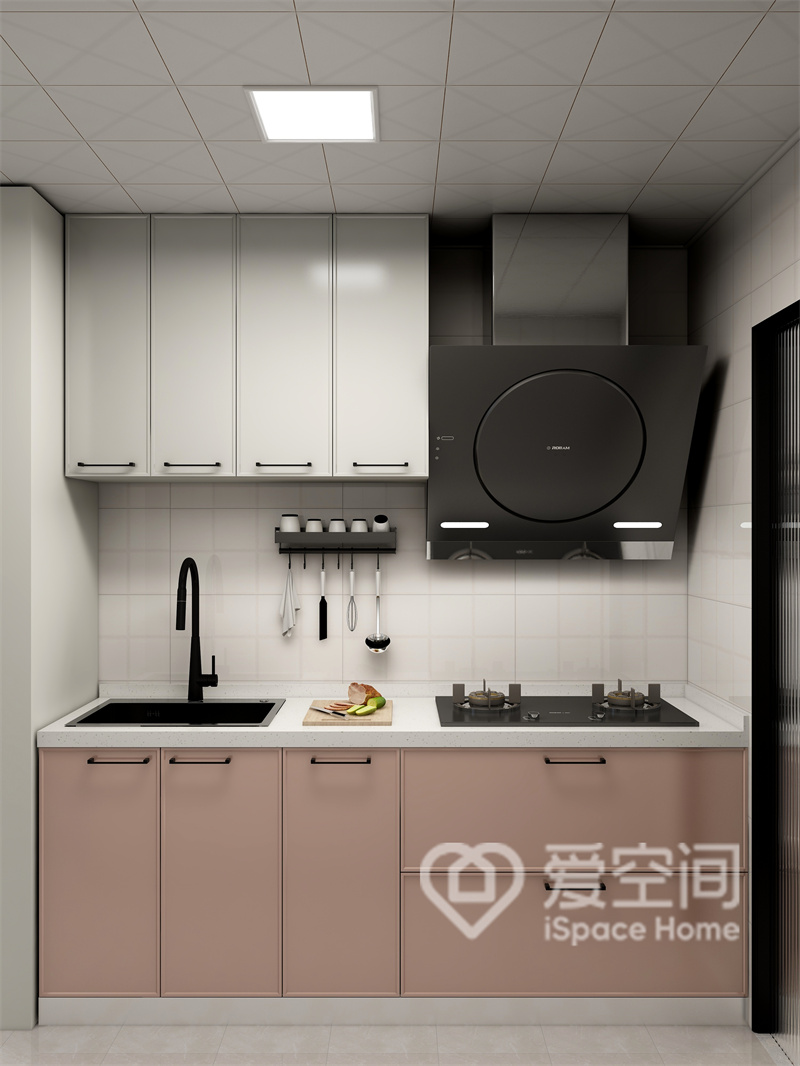 厨房空间一字型布局方便日常烹饪，粉色系橱柜让厨房空变得通透，黑色电器嵌入式设计，提升了空间的层次美感。