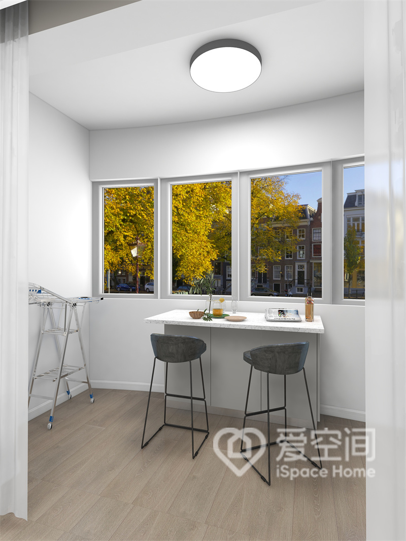 餐桌椅规划在临窗位置，室内运用了白色家具制造轻盈温馨的感觉，带来别样的用餐体验。
