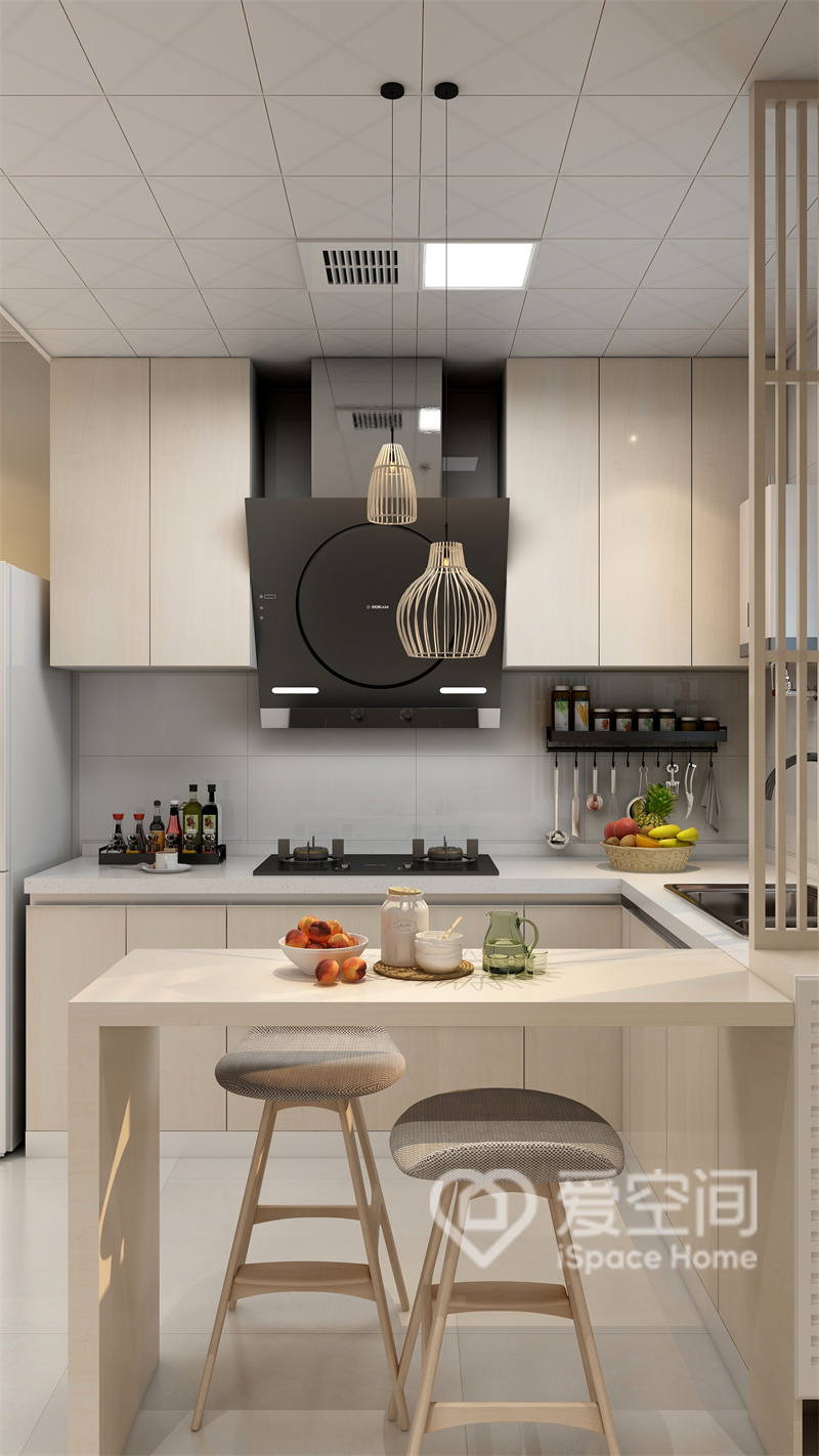 橱柜选用视觉舒适的米色柜面，搭配白色操作台，增加了厨房的温馨度，电器的嵌入丰富了空间层次。