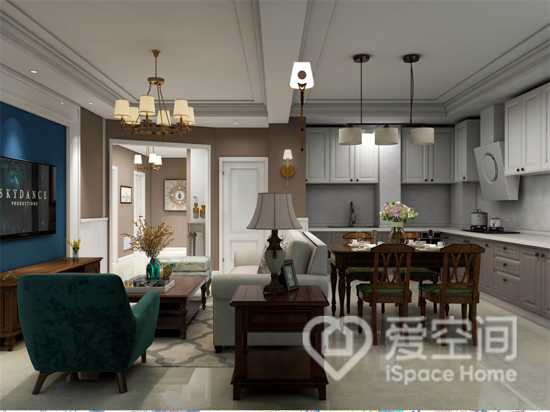 沙发作为软隔断，很好的划分出客厅与餐厅，美式餐桌椅造型美观别致，为空间增添了更多美式风范。开放式的厨房设计拓宽了视野，为打造出更加开阔的视觉效果。