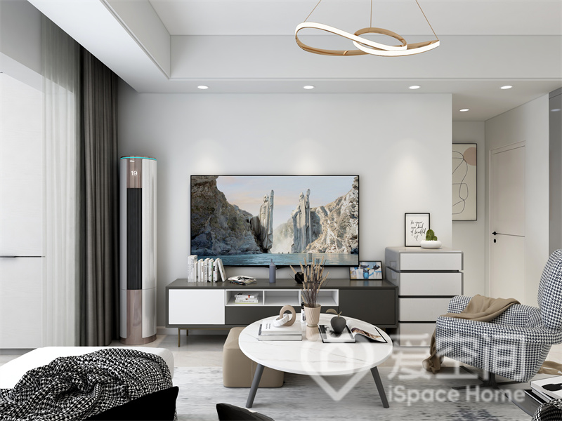电视墙采用白色涂料打底，添置挂式电视机、地柜和收纳柜，彰显出客厅空间的实用性美感。