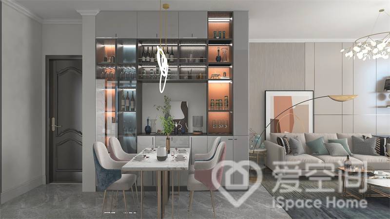 设计师注重餐厅空间的实用感，在有限的空间中搭配时尚家具，定制的餐边柜令空间得到了充分的利用。