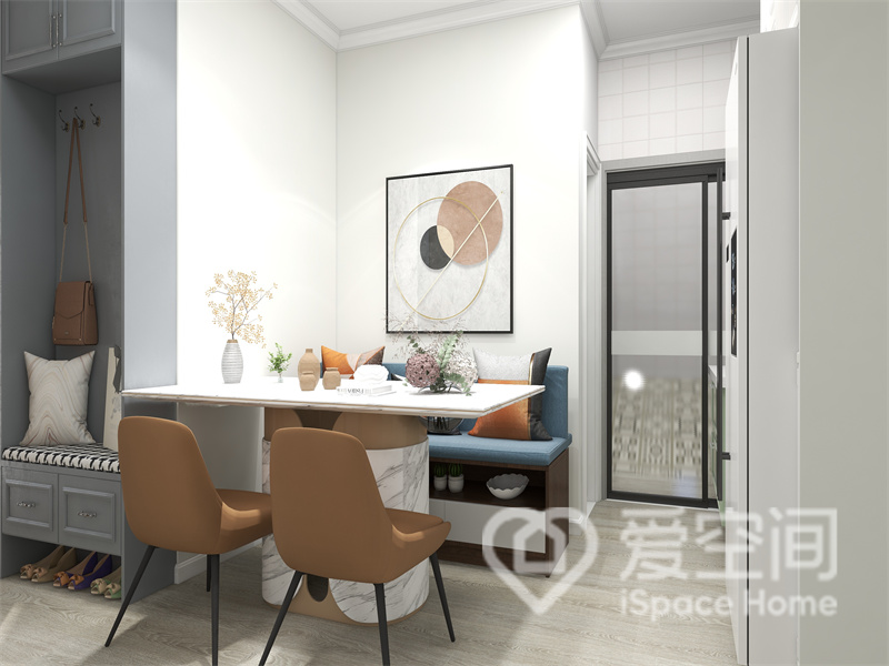 白色空间中增添橘色与蓝色家具，丰富了色彩层次，卡座设计节省了占地面积，日常用餐变得更加舒适。