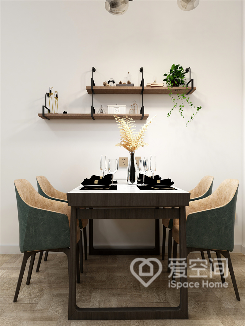 餐桌椅相映成趣，塑造出高层次的空间质感，墙面隔台不仅满足了装饰，也提供了展示功能。