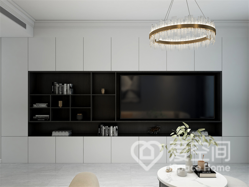 电视墙以白色收纳柜为背景基调，中部以黑色点缀，黑白搭配设计更显优雅简约，也满足了室内储物。