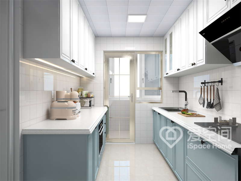 橱柜经过精心挑选，设计师利用白色与蓝色形成舒适的烹饪环境，营造出舒适、别致的美感。