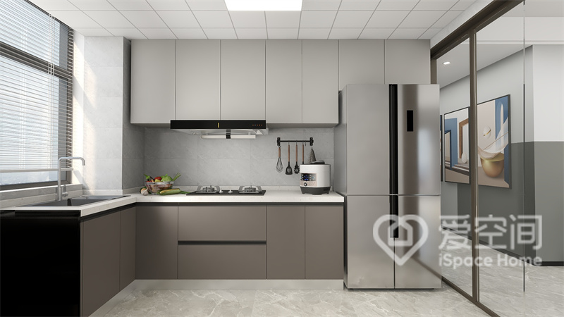 整個廚房空間的色調都是中性色彩，設計師在米色與米白色中尋找到平衡點，配色過度舒適。
