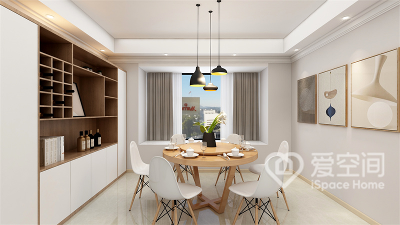 白色餐厅中融入原木家具，既丰富了空间的层次又呈现出自然格调，用餐氛围精致而婉约。