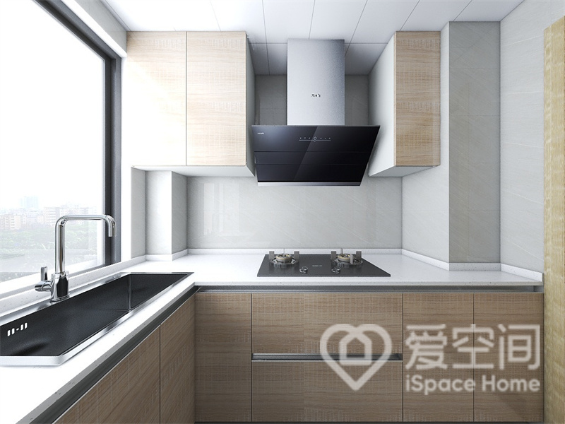 厨房由木、白、黑三色主导，协调的色彩比例让空间富有层次美，L型动线提高了操作效率。