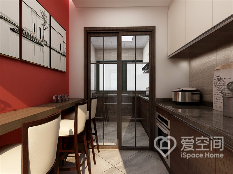 餐厅安置在过道中，设计师运用精致细腻的材质，让空间更简介清新，橘红色背景设计强化了中式氛围。