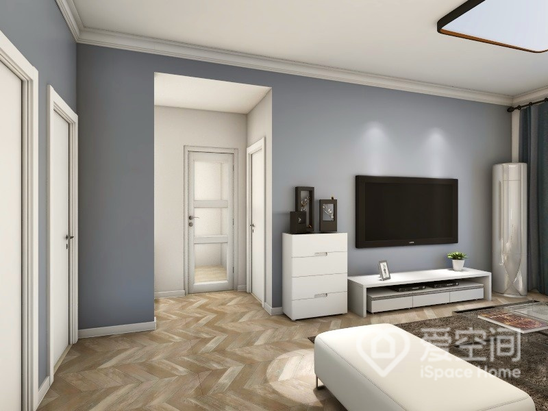 电视墙选用浅蓝色为背景，简约低矮的家具不占面积，营造出简约之美，空间得到最大化利用。