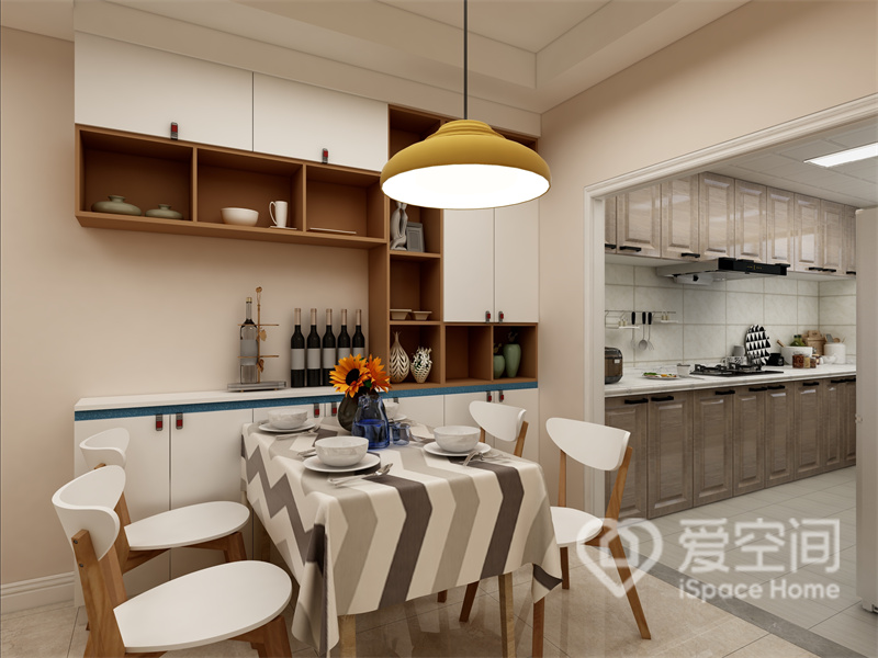 餐厅的设计简约而时尚，餐边柜与餐桌椅颜色相近，为家庭提供了良好、休闲的用餐环境。