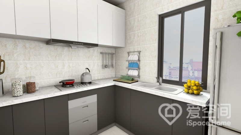 厨房中设计师选择米色砖面做背景，空间变得更加高级简约，咖色底柜令空间变得更加自然宁静。