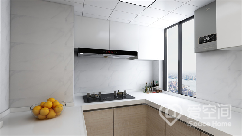 厨房空间以白色为主色调，原木橱柜拥有立体线条感，与空间背景形成一种反差，带来舒适与温暖。