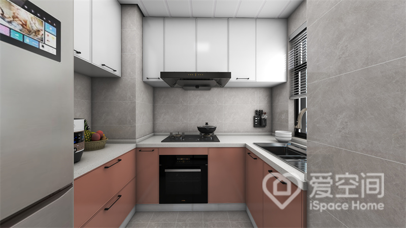 厨房色系定位为米灰色，硬装设计简单大气，搭配豆沙色橱柜，空间优雅中不失灵动与趣味。