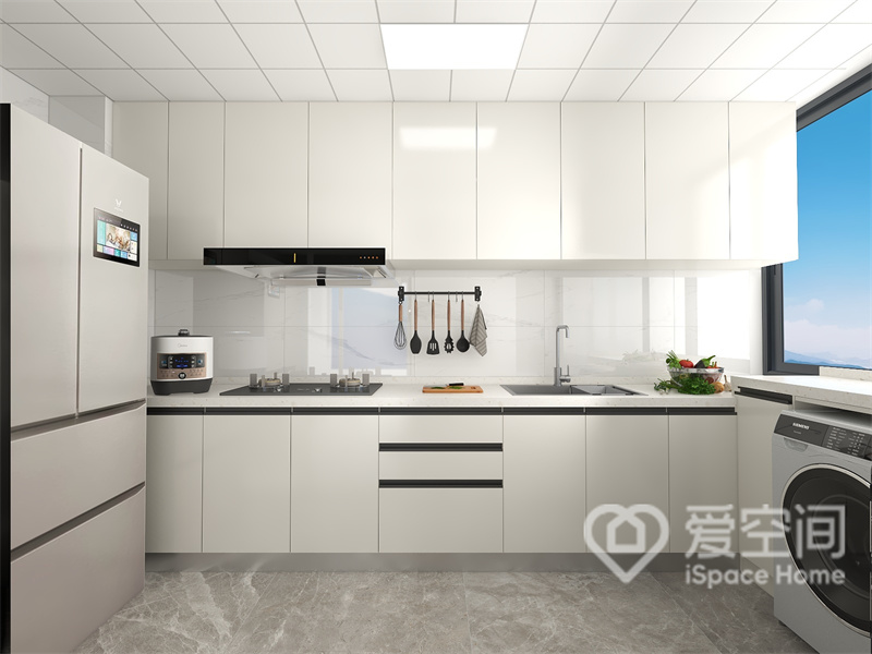 厨房配色简单，采光良好，黑色线条的勾勒弱化了白色厨房的生硬，带来一种硬朗中的温柔感。