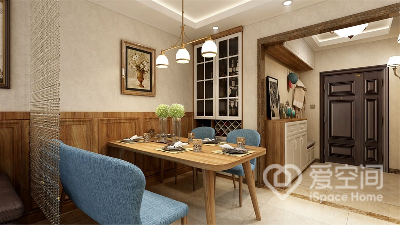 餐厅设计体现出日式风特质，木质餐桌搭配蓝色餐椅，营造出温暖放松的用餐环境，格调高雅。