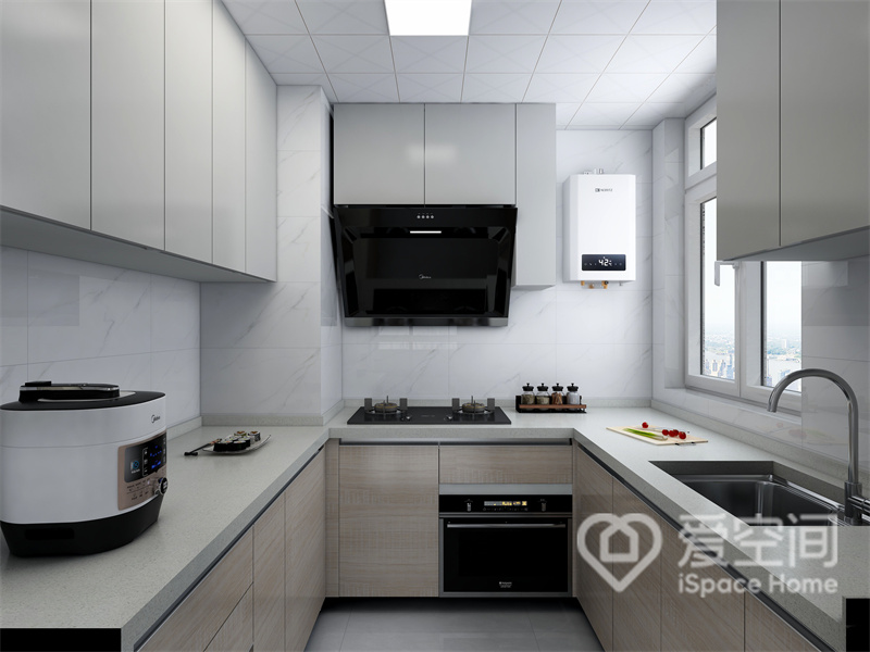 厨房空间选用白色和原木色搭配，展现出舒适的烟火气息，黑色电器嵌入了柜面，增强了空间的层次。
