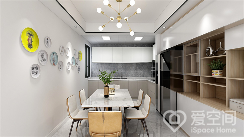 餐厅厨房一体化设计，白色空间中，设计师将黄、橘、原木色彩注入室内，空间的质感油然而生，塑造出别样的用餐氛围。
