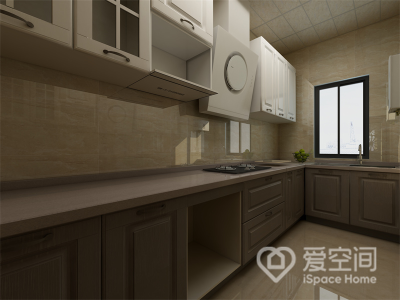 厨房中设计师选用十分有质感的米色大理石作为背景，融入白色吊柜与暖色橱柜，室内干净雅致。