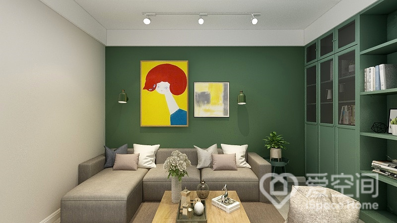 設計師將個性融于客廳設計中，以綠色為背景色，并配以撞色掛畫，米色布藝沙發放置其中，呈現出優雅的生活態度。