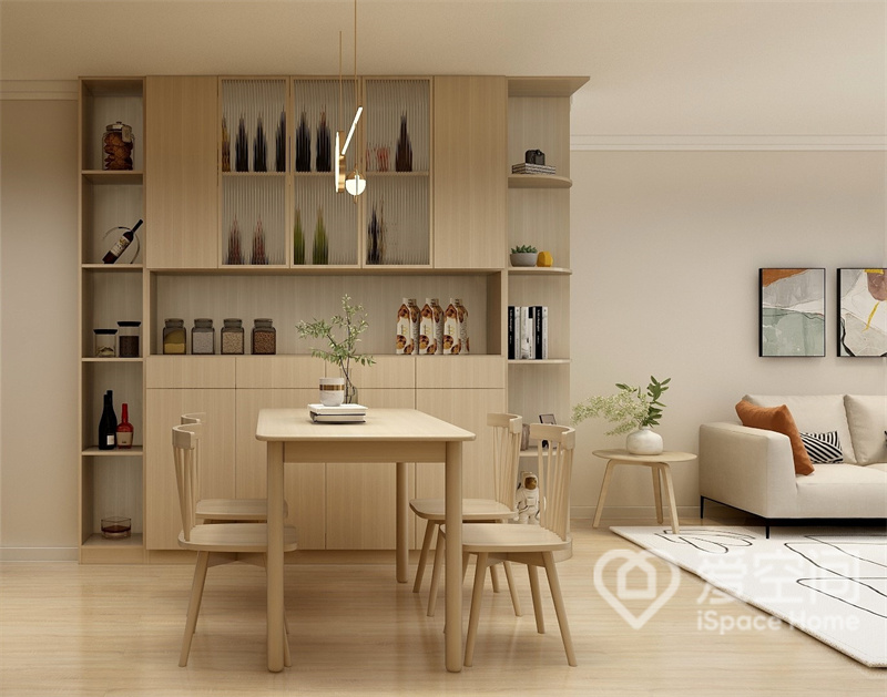 原木餐桌椅搭配组合令温馨感在不经意间产生，收纳柜配色与家具及地面一致，营造宁静淡然的用餐氛围。