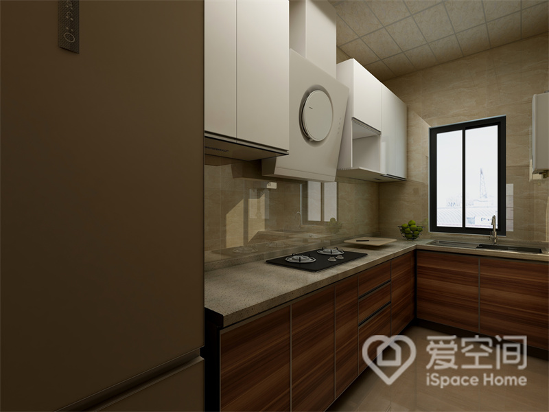 厨房静谧而舒适，设计师利用经典的原木风地柜搭配白色吊柜，为业主营造了一处温暖舒适的烹饪场景。