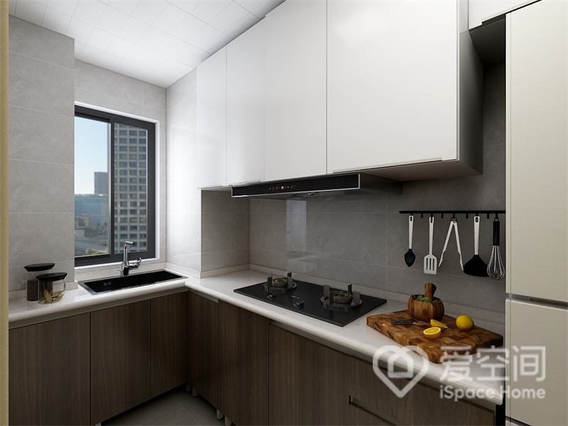 白色吊柜搭配原木橱柜，厨房空间显得休闲而舒适，L型动线打造出黄金三角区，提升了烹饪效率。