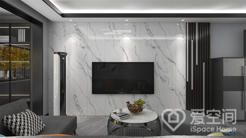 电视墙采用留白设计手法，白色大理石营造一种独特的流动美，挂式电视机尺度适宜，呈现出视觉中心。