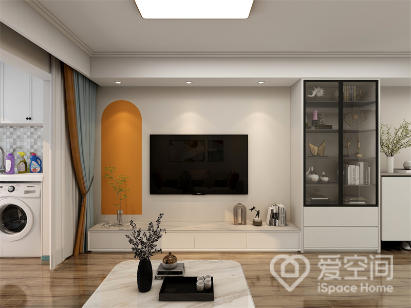 电视墙的设计层次分明，局部用爱马仕橙色块点缀，精致优雅，右侧和底部加入了储物柜，满足了空间的储物需要。