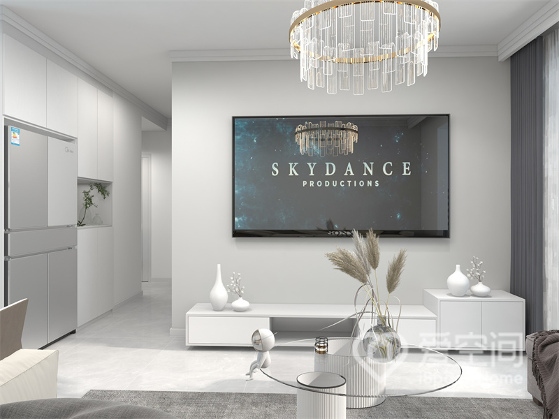 电视墙采用留白的手法设计，地柜选用白色柜面定做，与背景色和谐统一，带来明亮的视觉感受。