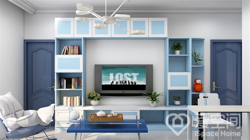 电视墙的重点在于收纳，设计师关注空间的利用率，分区收纳，柜面多功能设计，蓝白相间，静谧优雅。