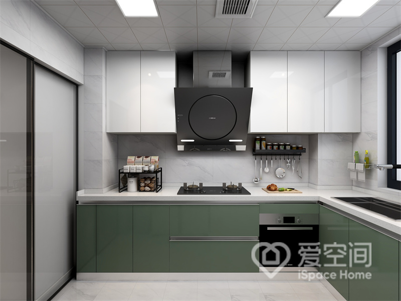 白色吊柜和绿色橱柜堆叠出空间层次，凸显出纯粹时尚的本质，动线采用了L型设计，提高了烹饪效率。
