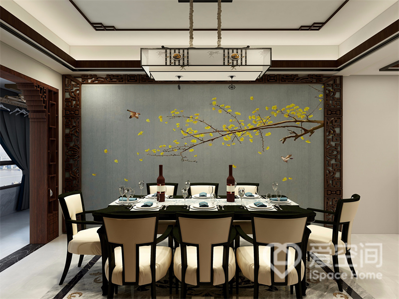 餐厅空间比较敞亮，餐桌椅陈列有序，背景墙注入中式特色挂画，为空间营造出一个高雅舒适的生活氛围。