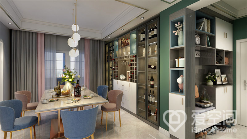 酒柜采用嵌入式设计，提升了用餐空间的精致感，蓝色与豆沙粉餐椅碰撞，带来更多浪漫。