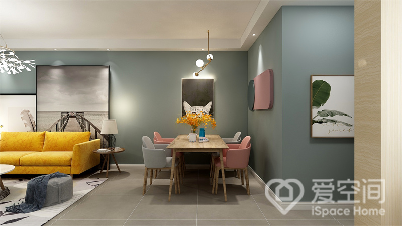 餐桌椅定制设计，与家居风格高度匹配，配色方面也十分考究，加以装饰画及灯具点缀，营造出温馨的用餐氛围。