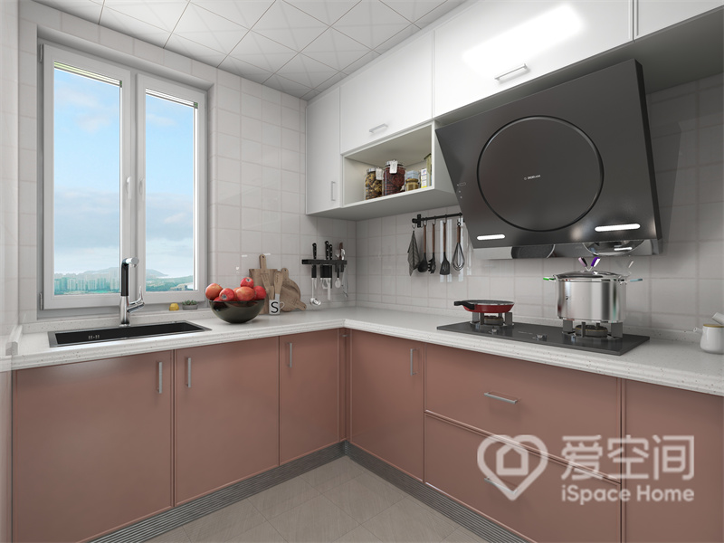 L型厨房，白色吊柜与粉色地柜满足收纳且美观实用，电器内嵌式设计，突显出品质与格调。